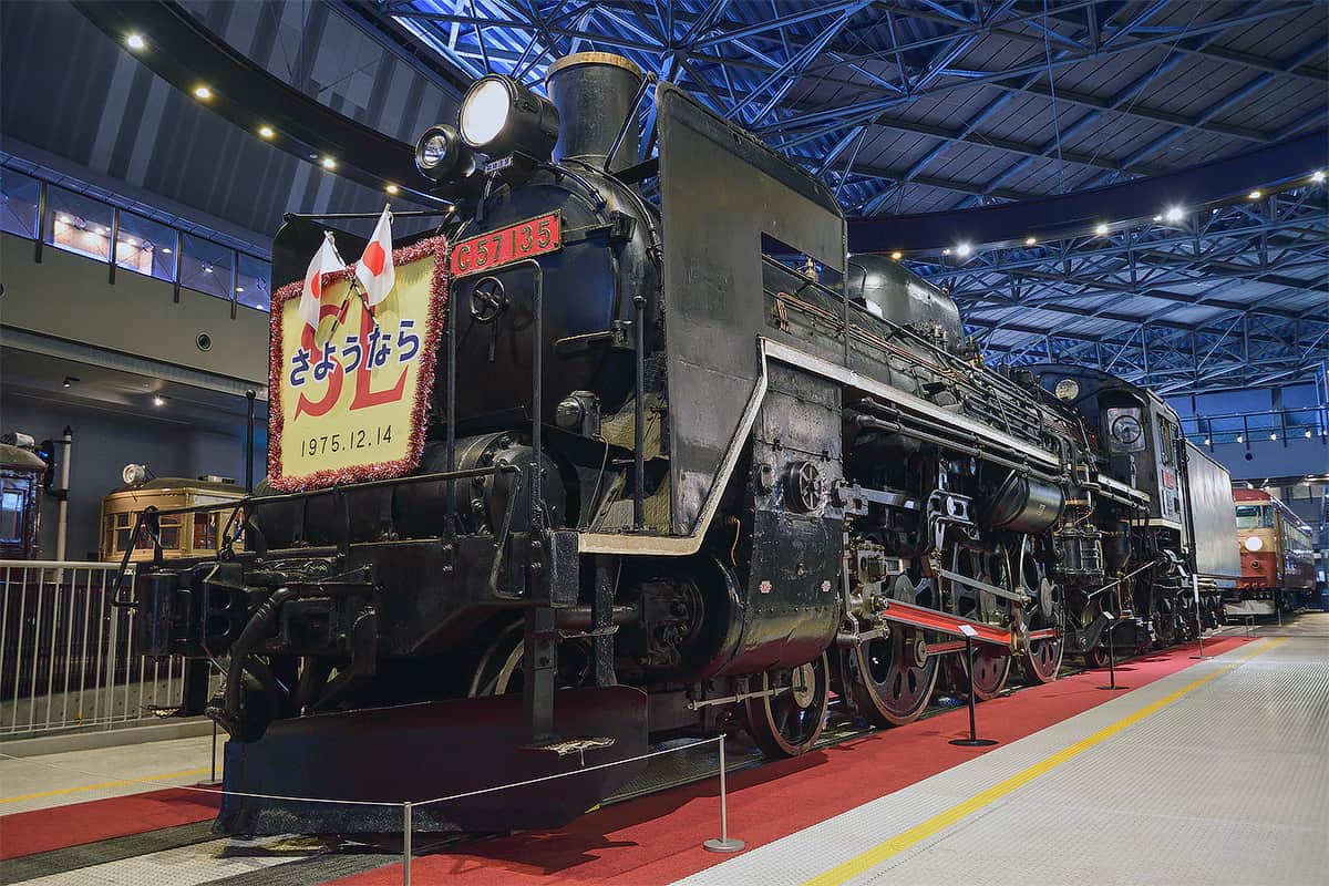 鉄道博物館でC57 135に「さよならSL」ヘッドマーク｜鉄道ニュース