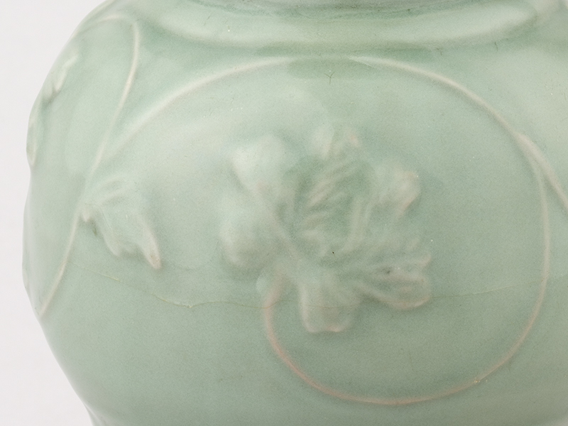 青磁貼花牡丹文花瓶（せいじちょうかぼたんもんかびん） | 神奈川県立