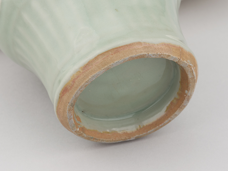 青磁貼花牡丹文花瓶（せいじちょうかぼたんもんかびん） | 神奈川県立