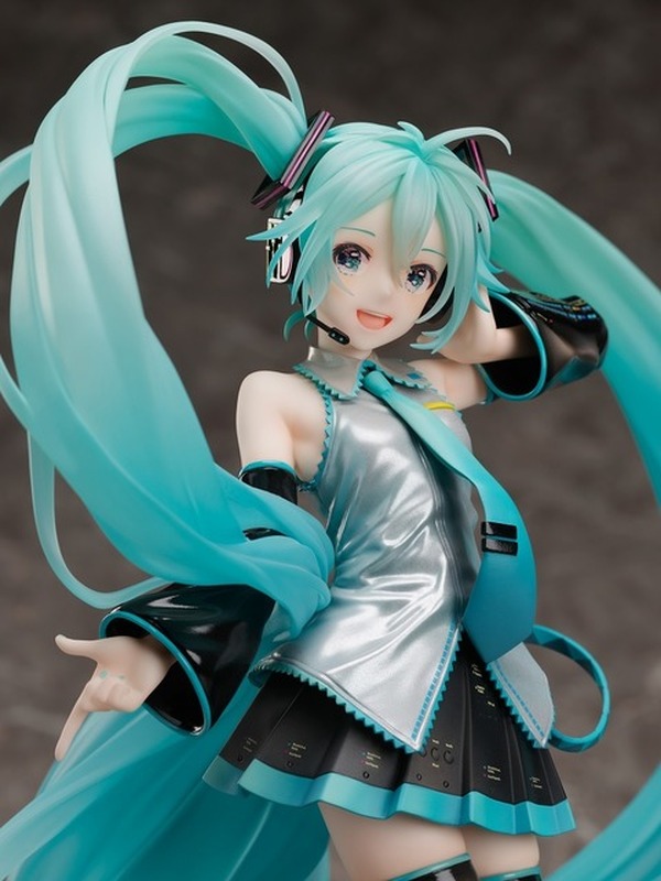 初音ミク」アート展“初音ミク・クロニクル”の等身大立像が1/7スケール