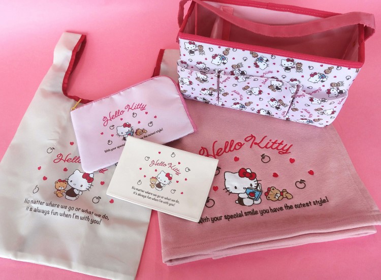 ハローキティ」通帳ケースやブランケットなど郵便局限定グッズが登場