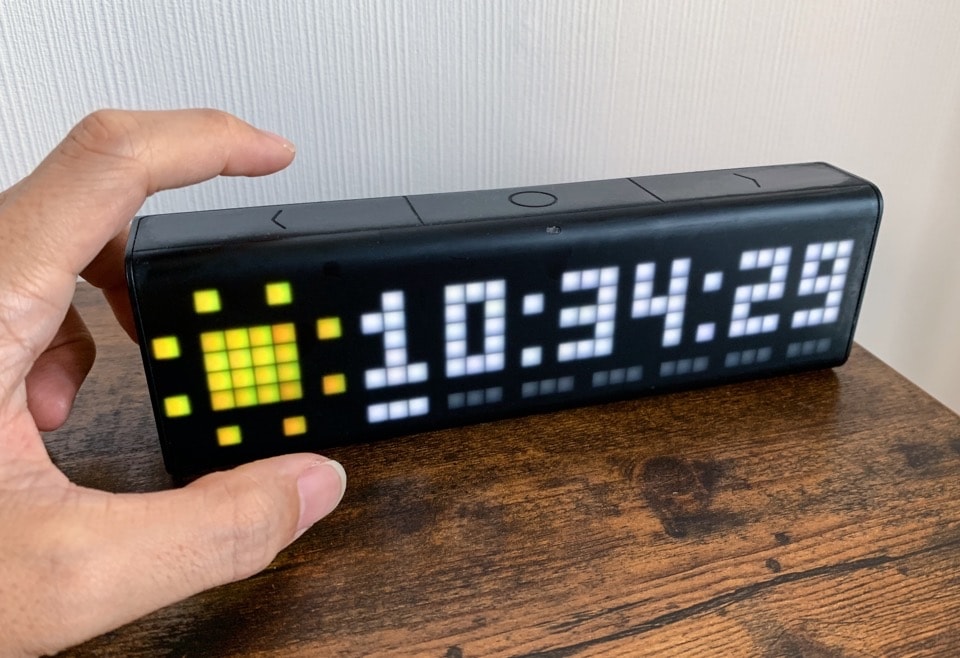 ドット表示がお洒落で可愛い。スマート置き時計『LaMetric Time
