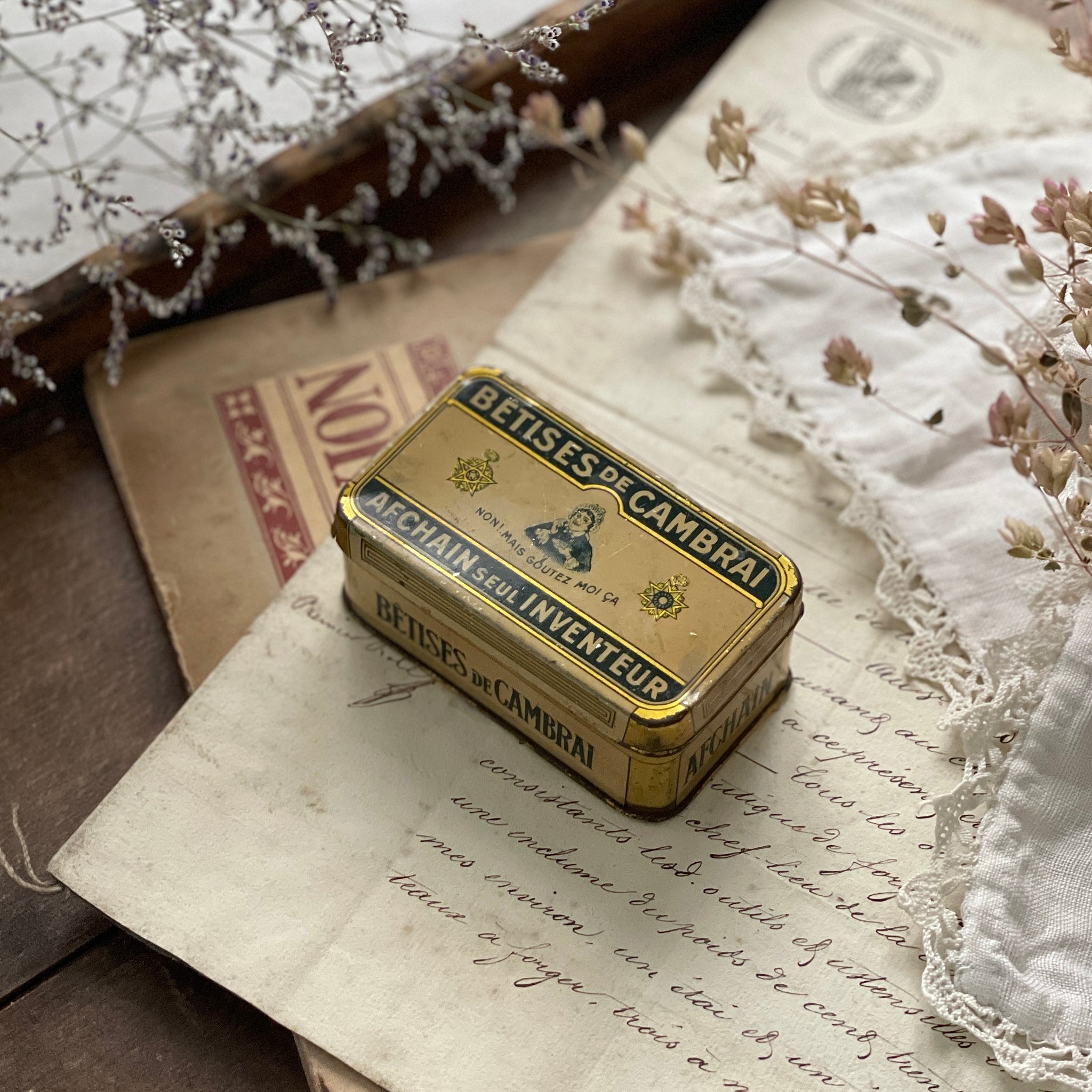 ベティーズ・ドゥ・カンブレのキャンディー缶（8x4.5cm） フランス