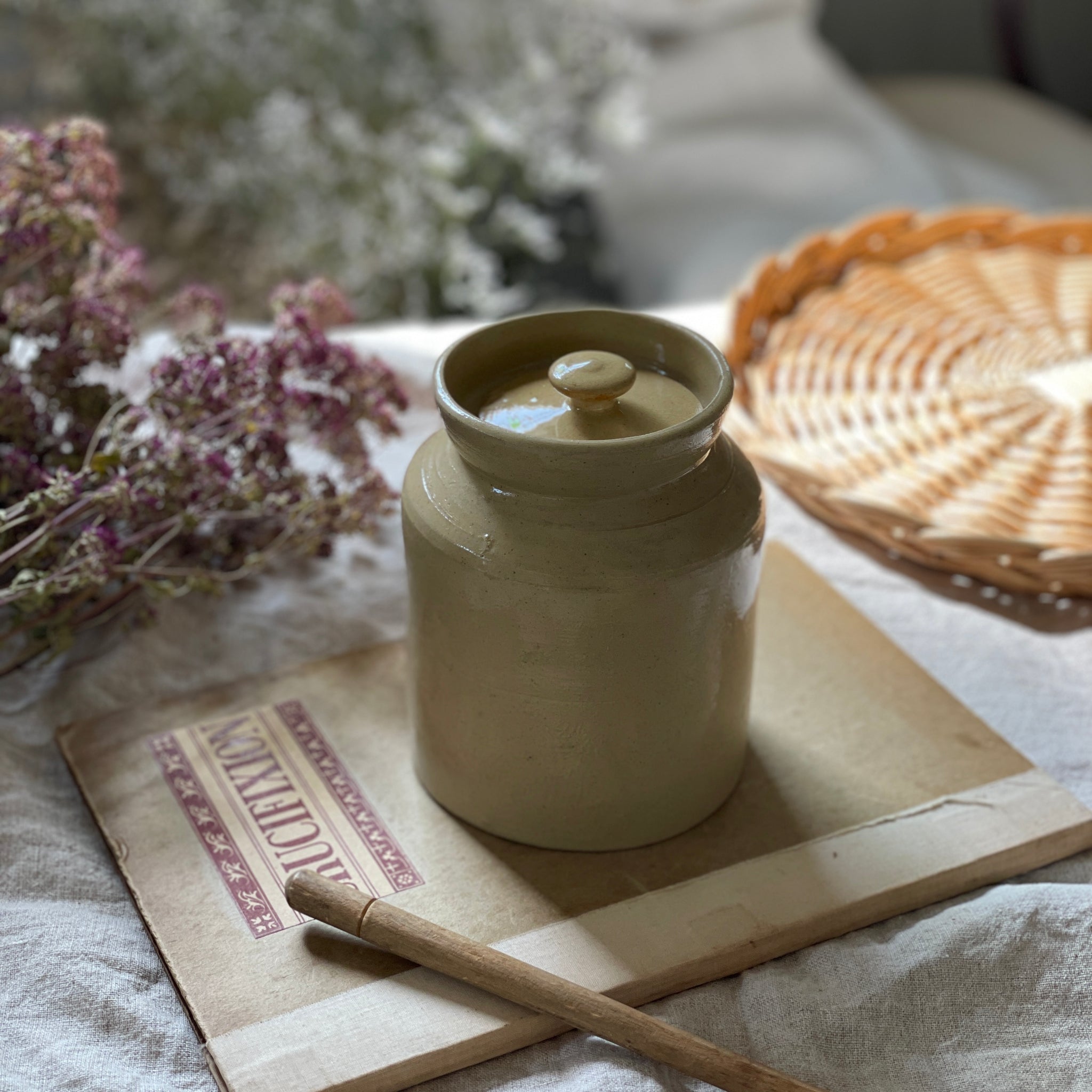 素朴さ感じる蓋付きキャニスター（高さ13.5cm） イギリスアンティーク