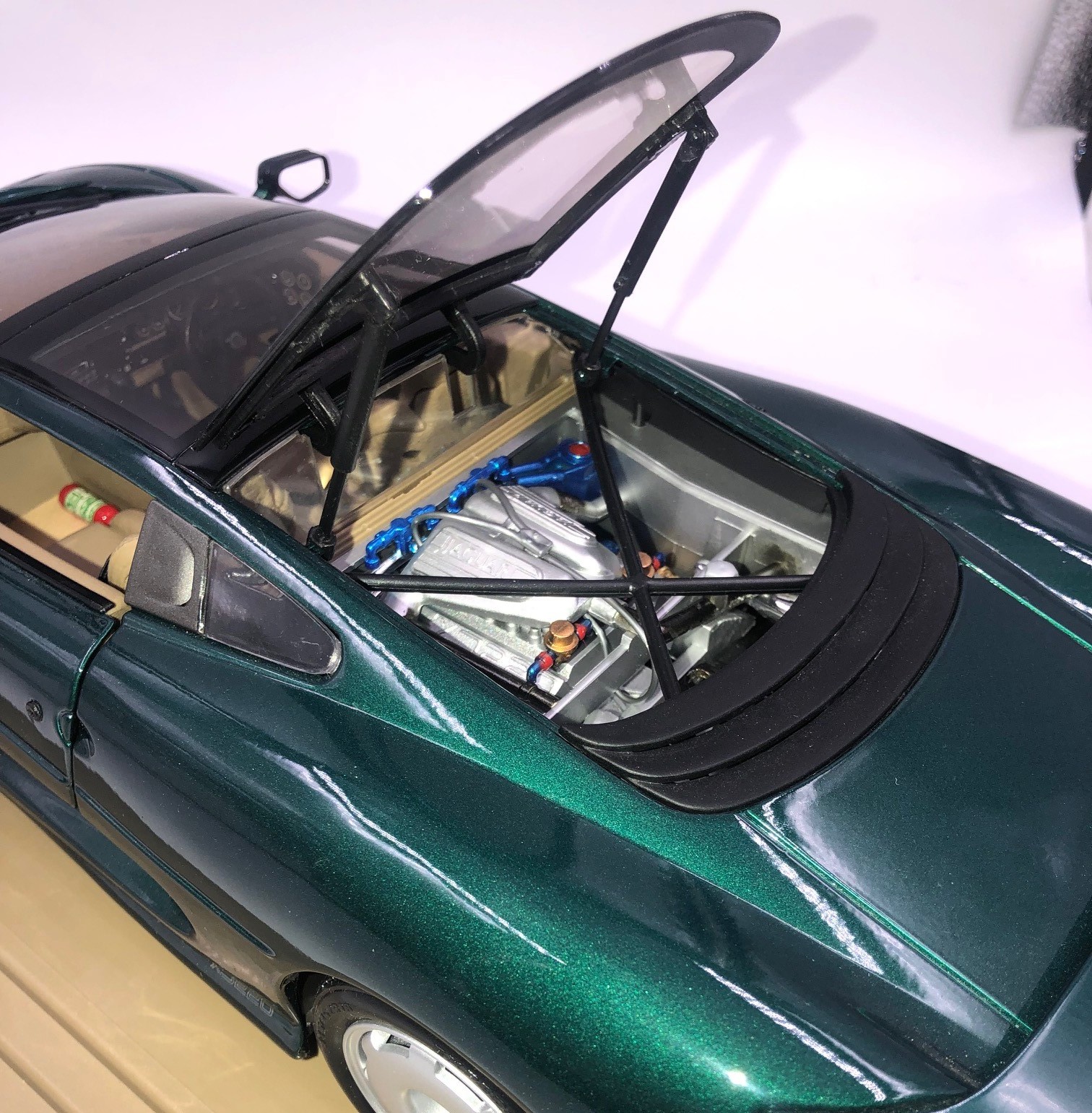 Jaguar XJ220 1:12 scale model car - Chequered Flag Collectables