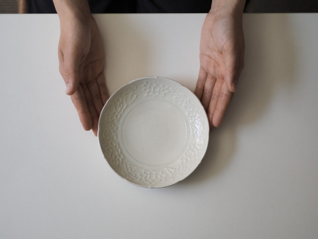 阿部春弥・みか 白磁陽刻蓮唐草文5寸皿