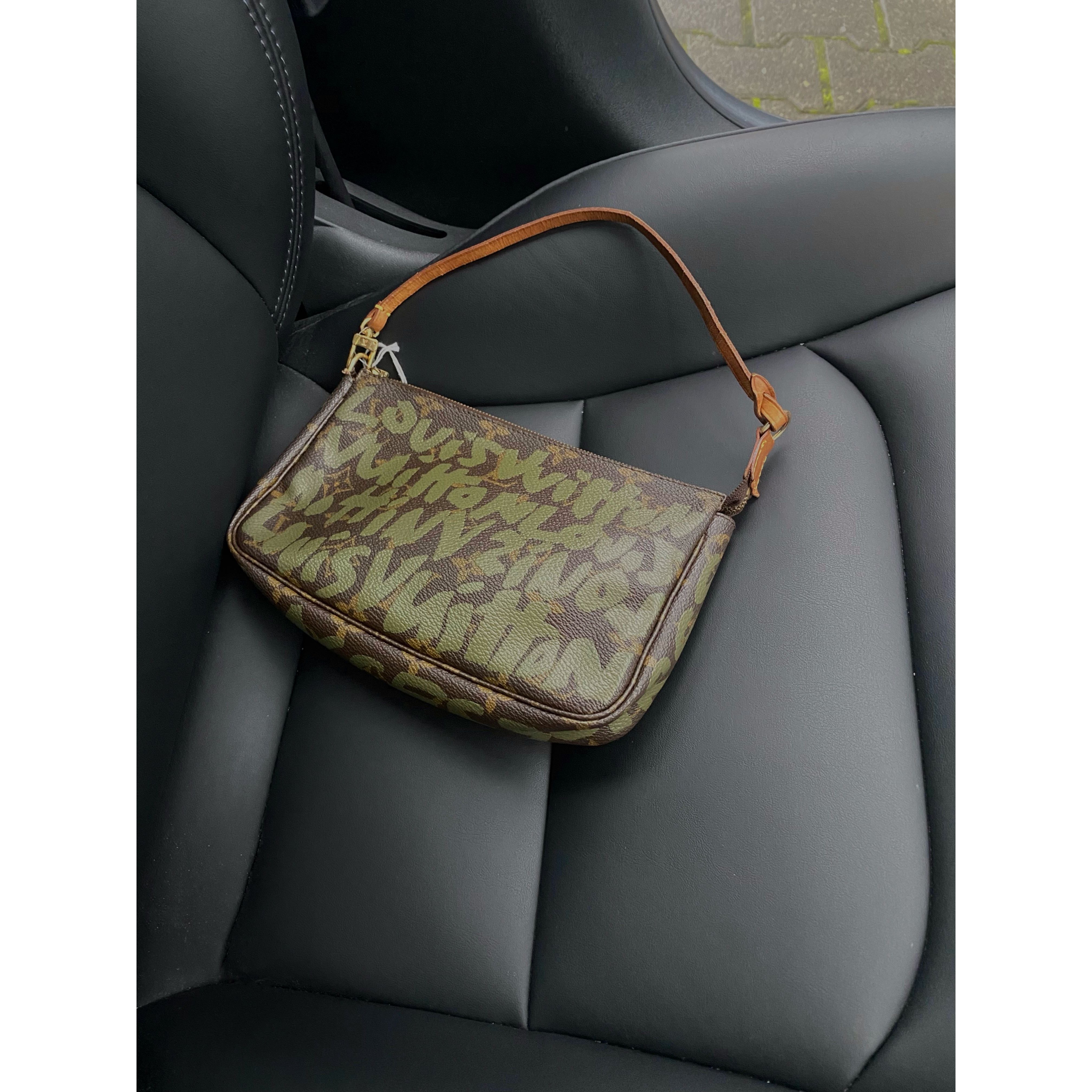 Louis Vuitton x Stephen Sprouse Graffiti Pochette in Green – Ciao