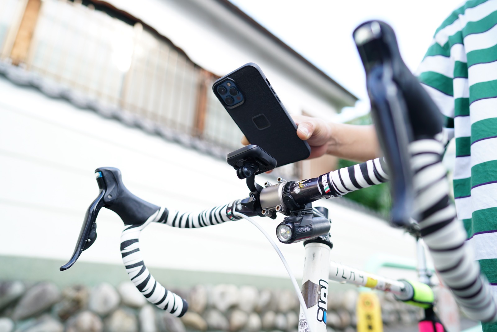 iPhoneをハンドルに取付けるベストな方法 – PEAK DESIGN バイク