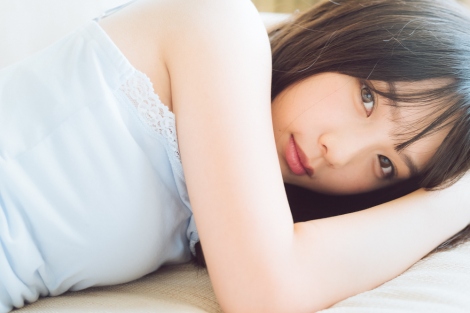 乃木坂46・与田祐希、初写真集の表紙公開 人生初の水着＆デコ出し