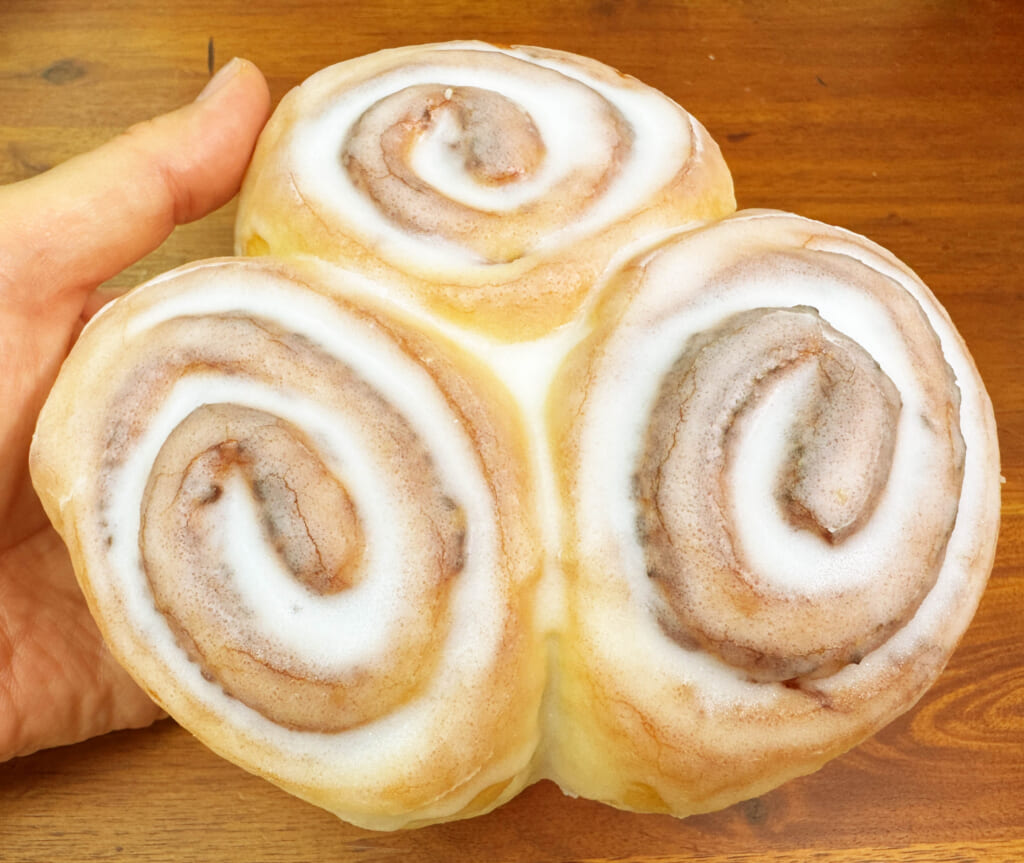 セブンイレブンのメジャー級グルメ「トリプルシナモンロール」パンが