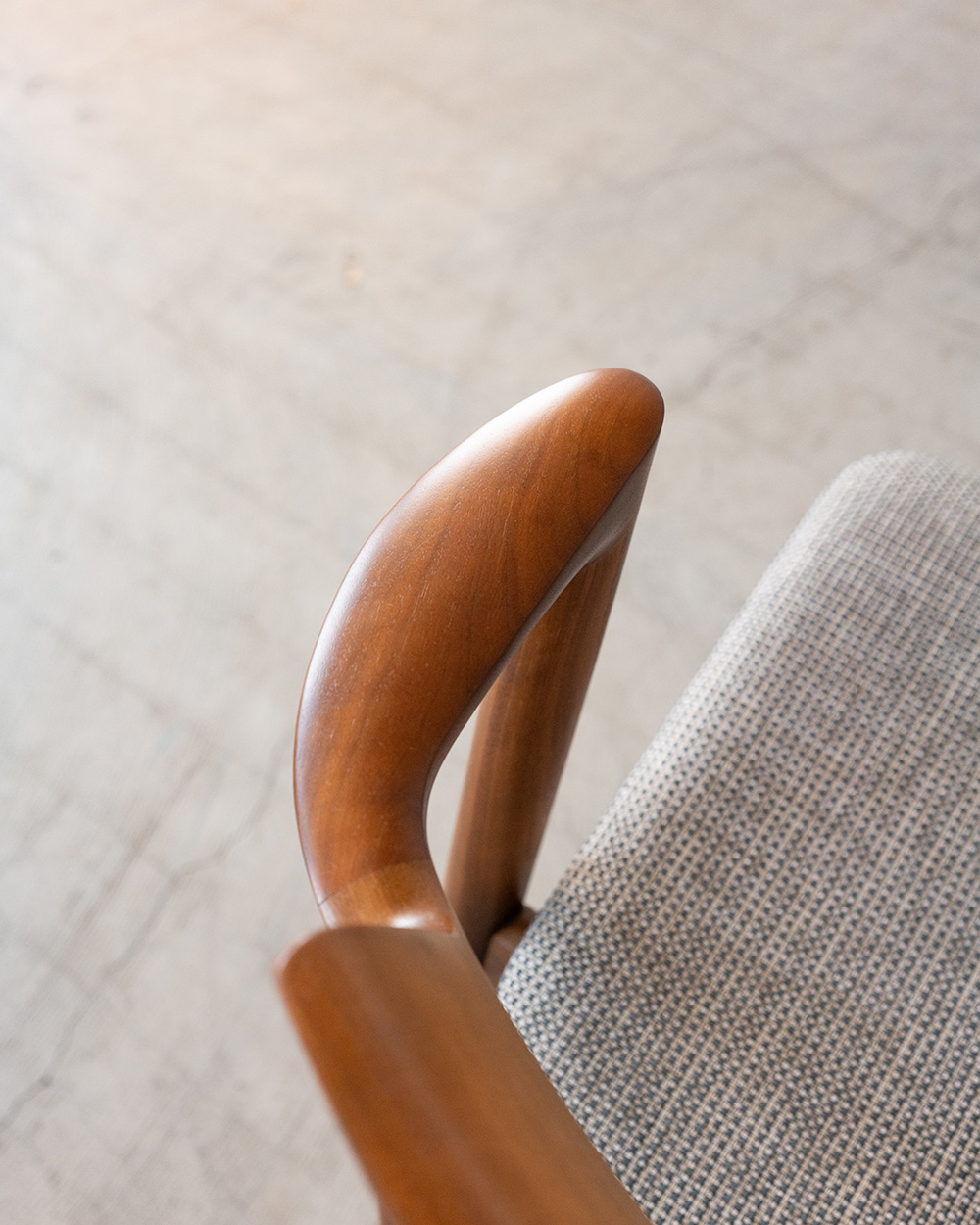 飛騨産業アウトレット］SEOTO セミアームチェア ウォルナット材