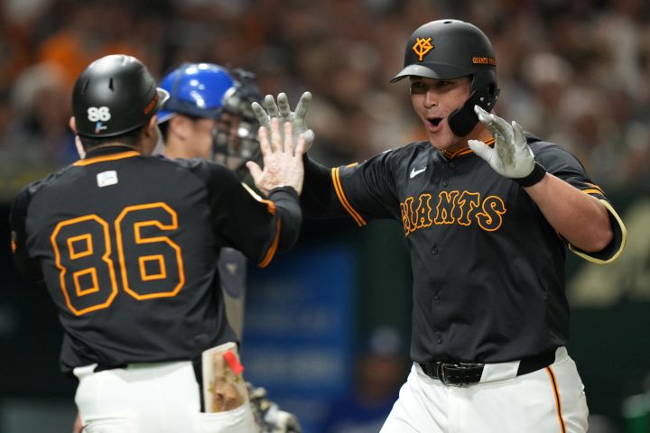 巨人に新加入のロマン砲から「目が離せない」 愛らしい仕草も話題