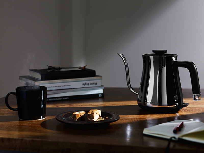 バルミューダの電気ケトル『BALMUDA The Pot』に待望の新色Chrome