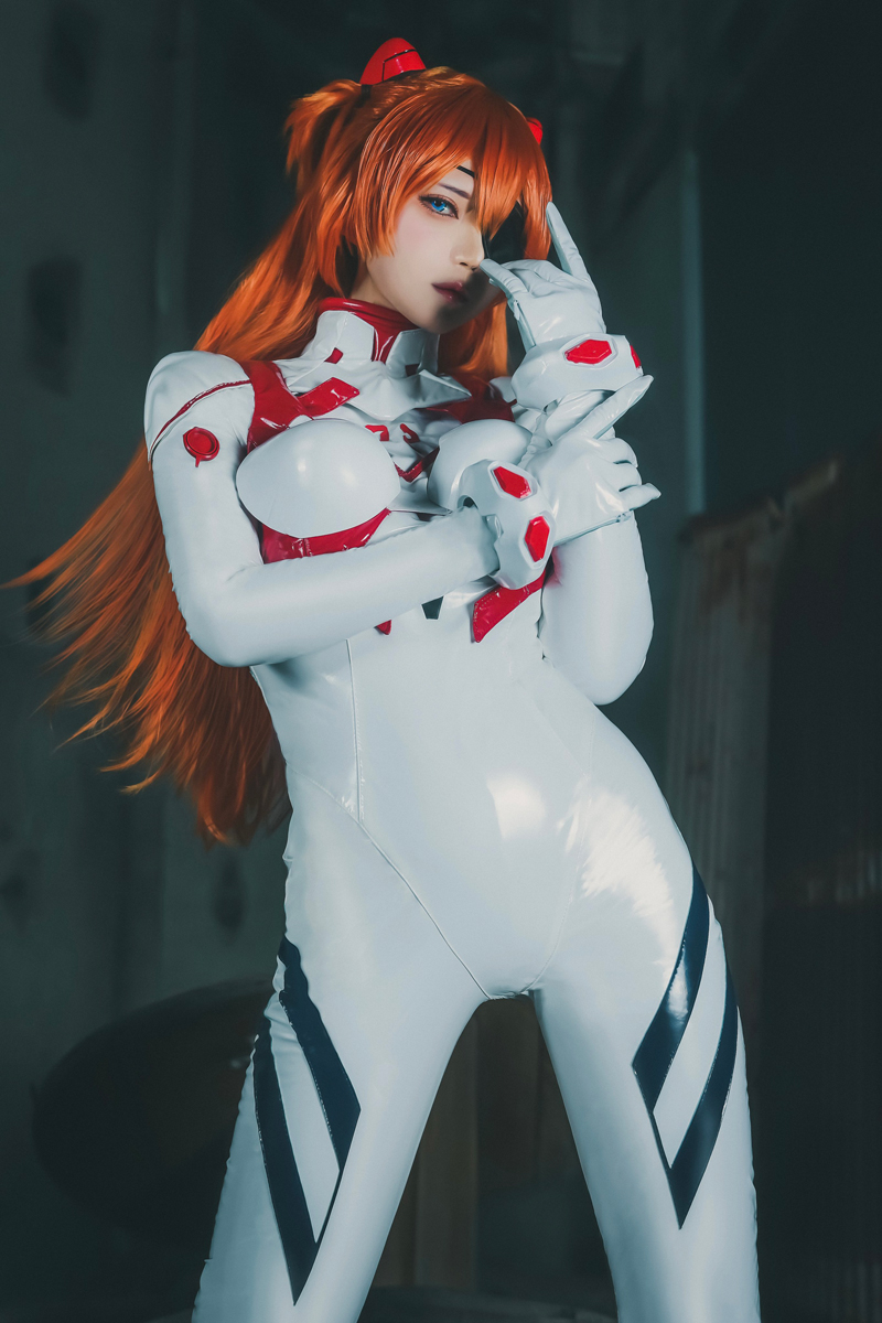 コスプレイヤーおきゆか『ヱヴァンゲリヲン』白プラグスーツアスカの二