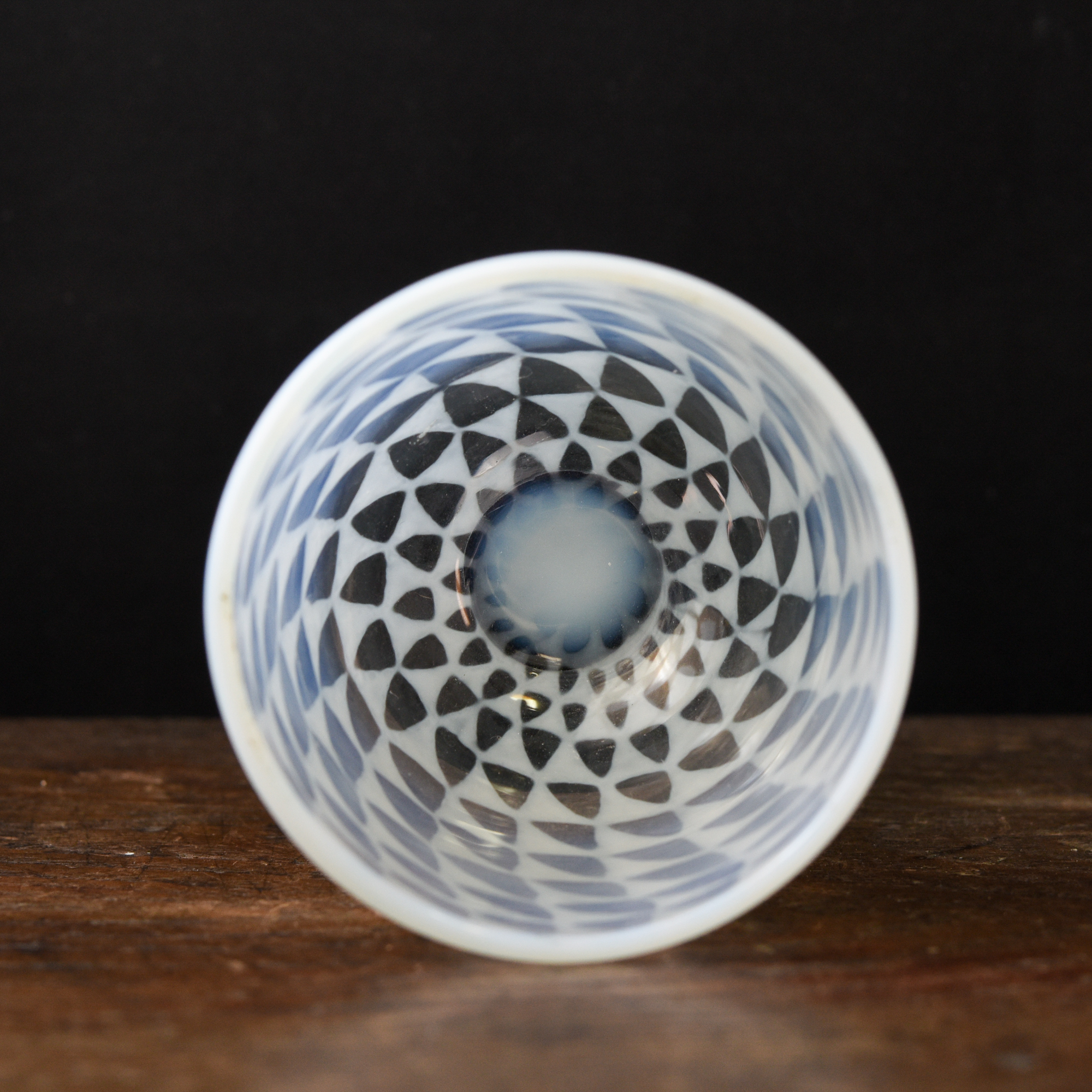 ガラス :: 鱗文なつめ形黒脚氷コップ | COTTOU.JP 骨董の通販