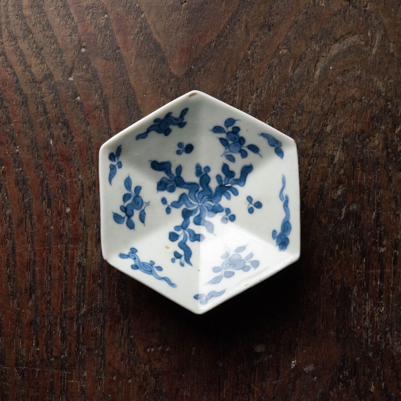 陶磁器 :: 古伊万里 藍柿右衛門 捻草花文 六角 変形皿 | COTTOU.JP