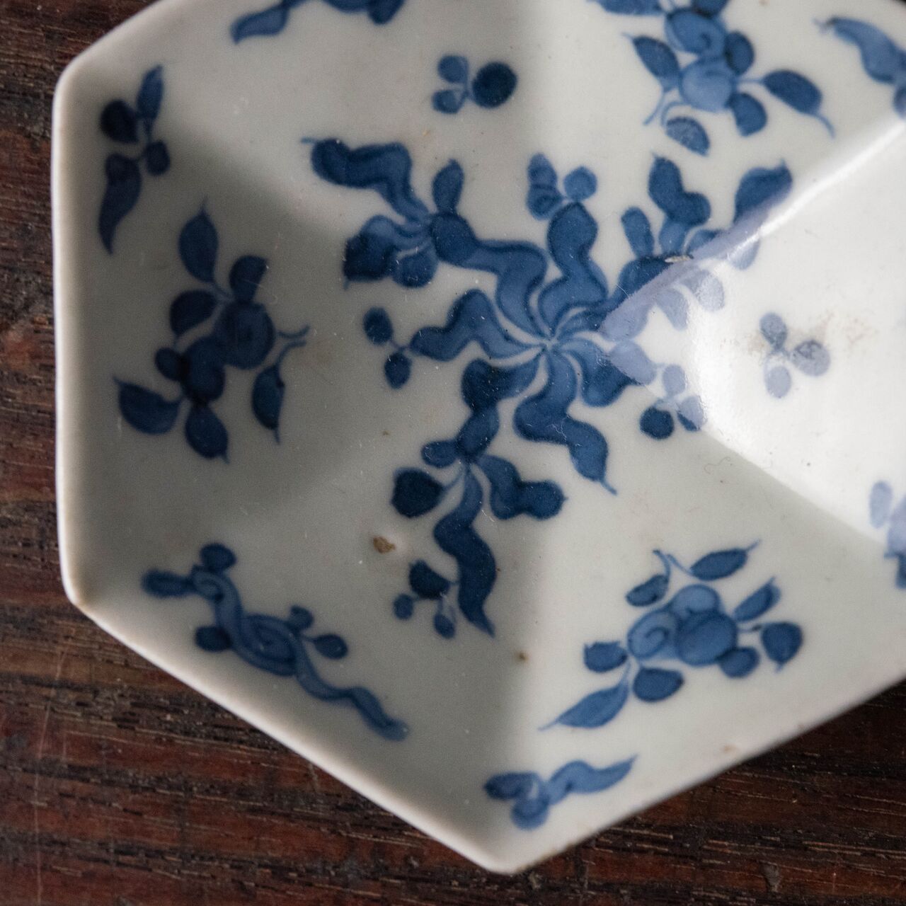 陶磁器 :: 古伊万里 藍柿右衛門 捻草花文 六角 変形皿 | COTTOU.JP