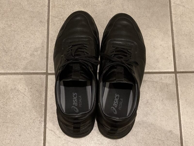 アシックスのスニーカー革靴「ペダラライドウォーク」のサイズ感や履き