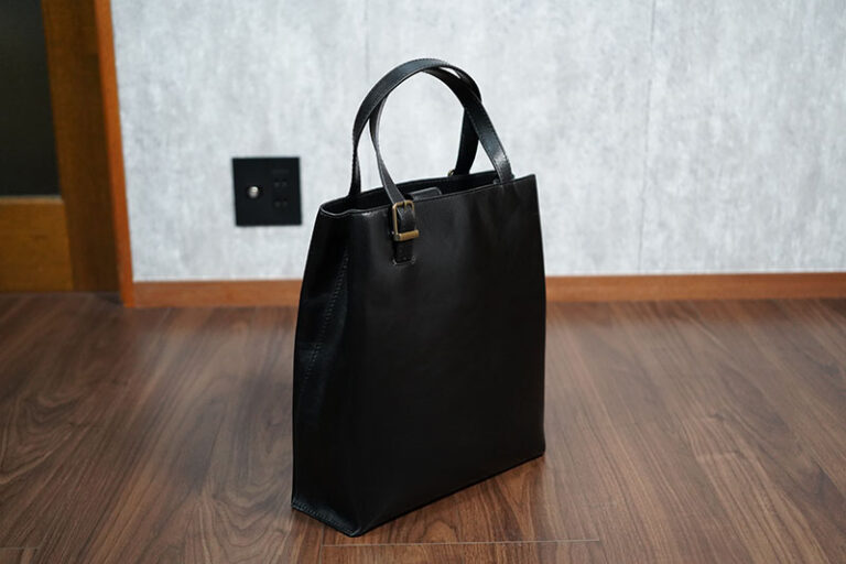 マザーハウスのブライトVトートをレビュー。ミニマルデザインで