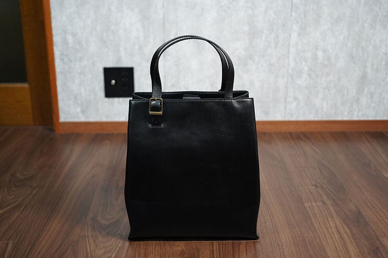 マザーハウスのブライトVトートをレビュー。ミニマルデザインで