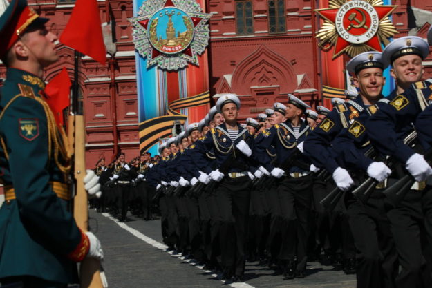 まずは制服で誘って… 軍国主義的愛国心はこうして培養される