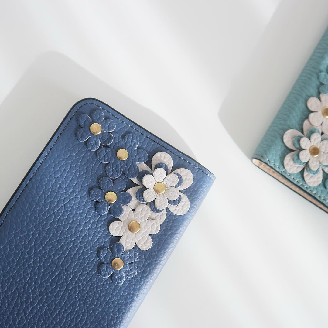 本革 32色 イタリアンシュリンクレザー フラワーモチーフB 手帳型