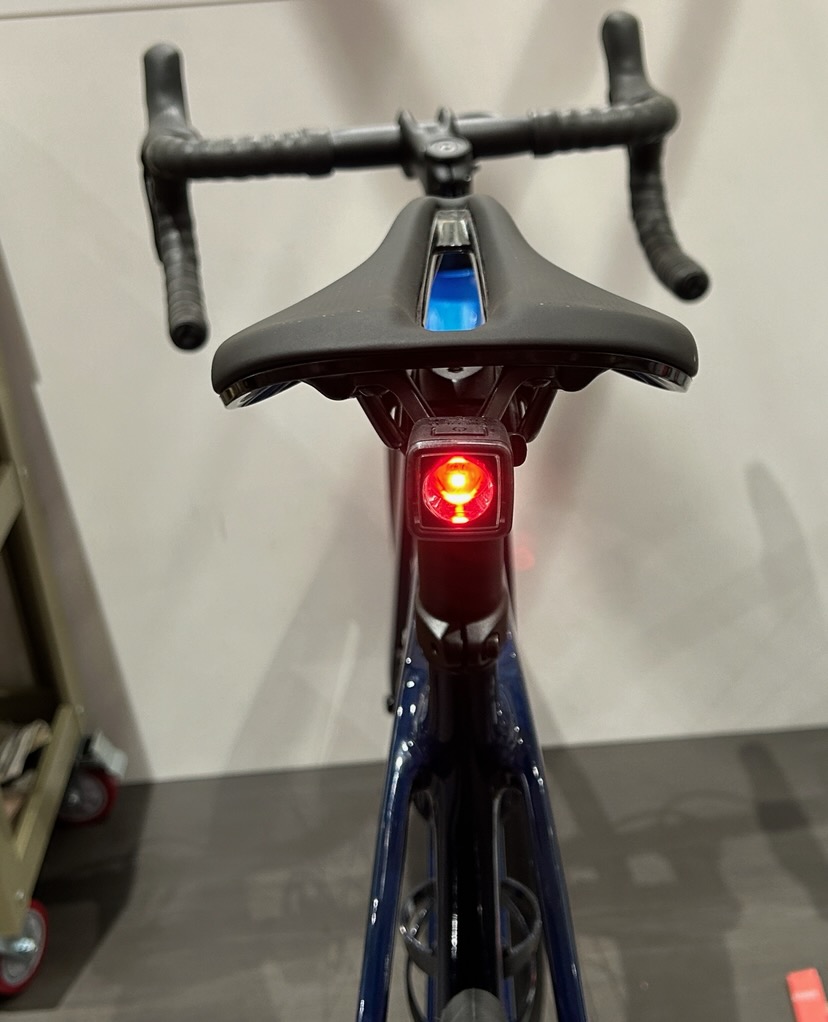 TREK 純正パーツを使って テールライトをサドル後方に取り付けました