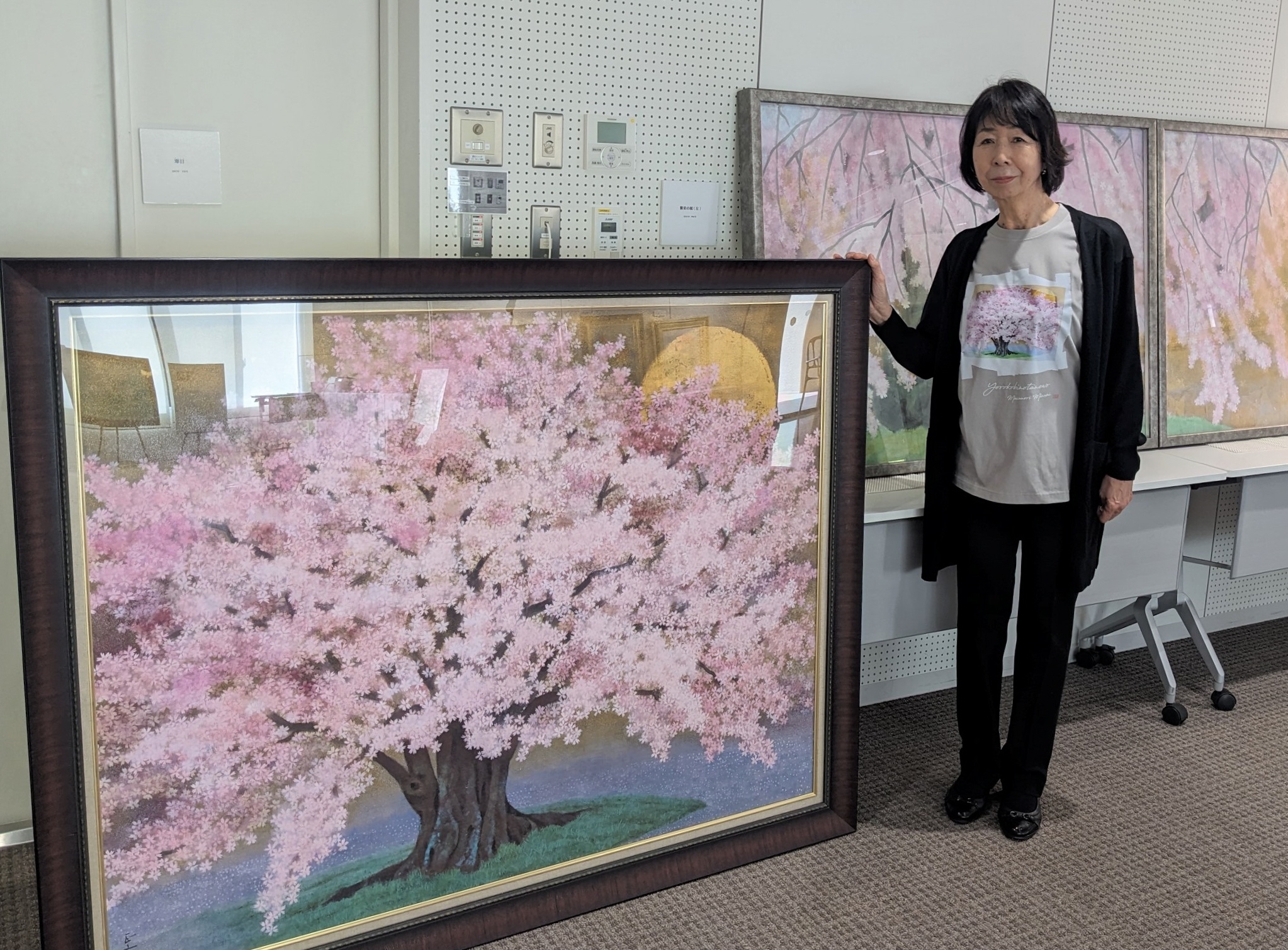 口と足で描く日本画家、故・南正文さんの個展 代表作の一本桜の奈良