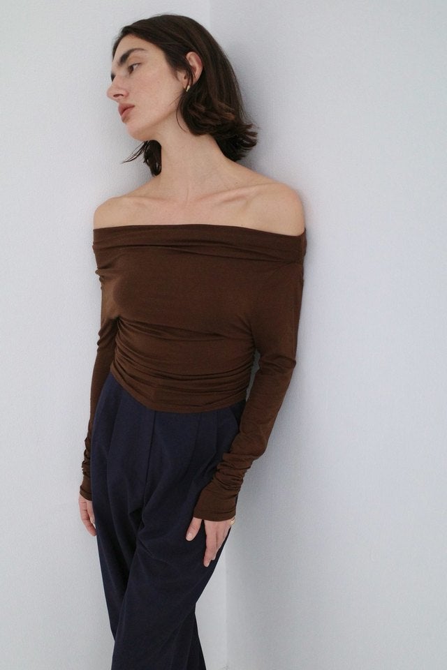 レディなブラウスで気分を上げよう。シャーリングたっぷりの 「2WAY