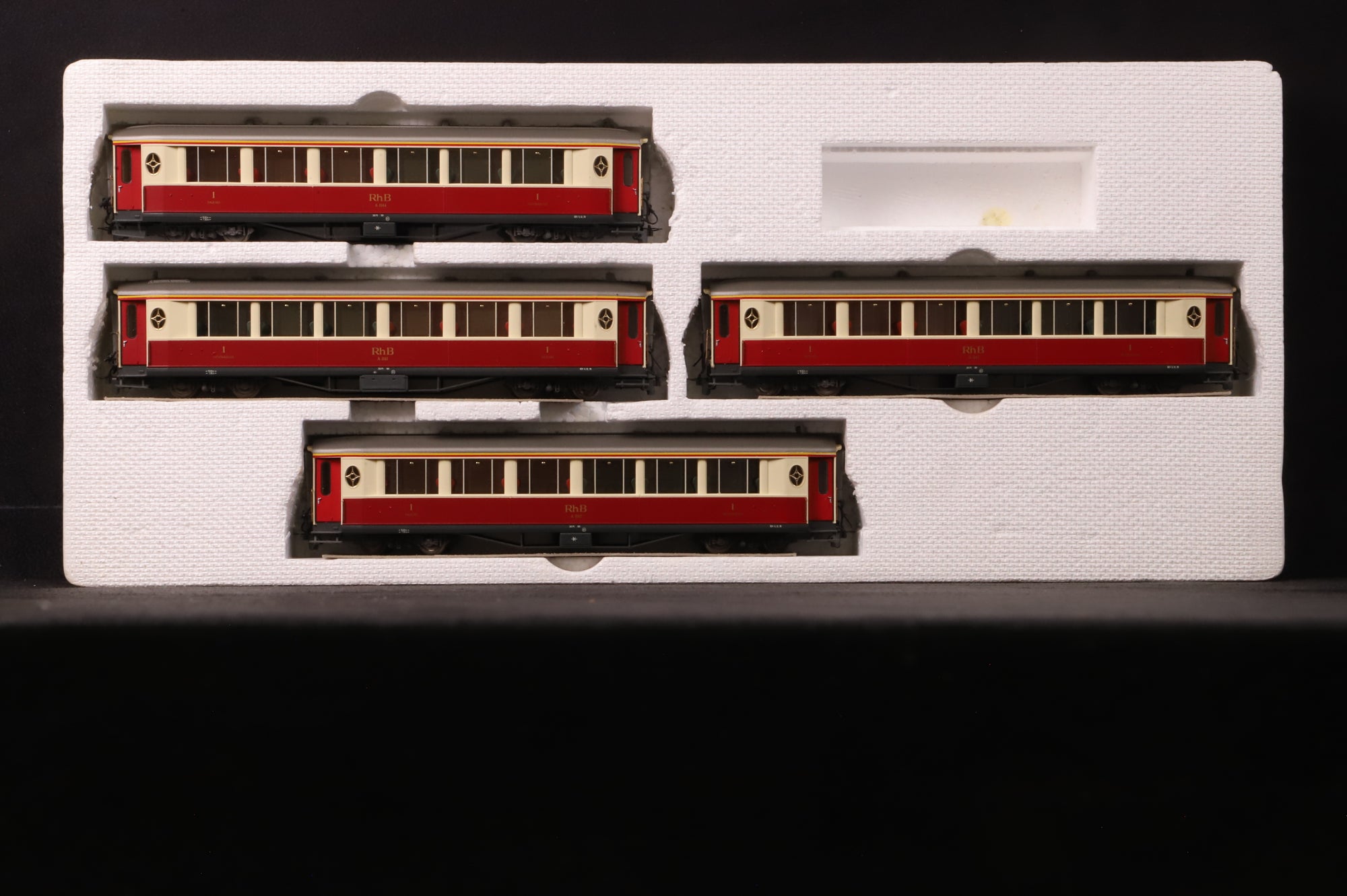 Bemo HOm 3272/S Set of 4 Red & Cream RhB Pullman Passenger Cars