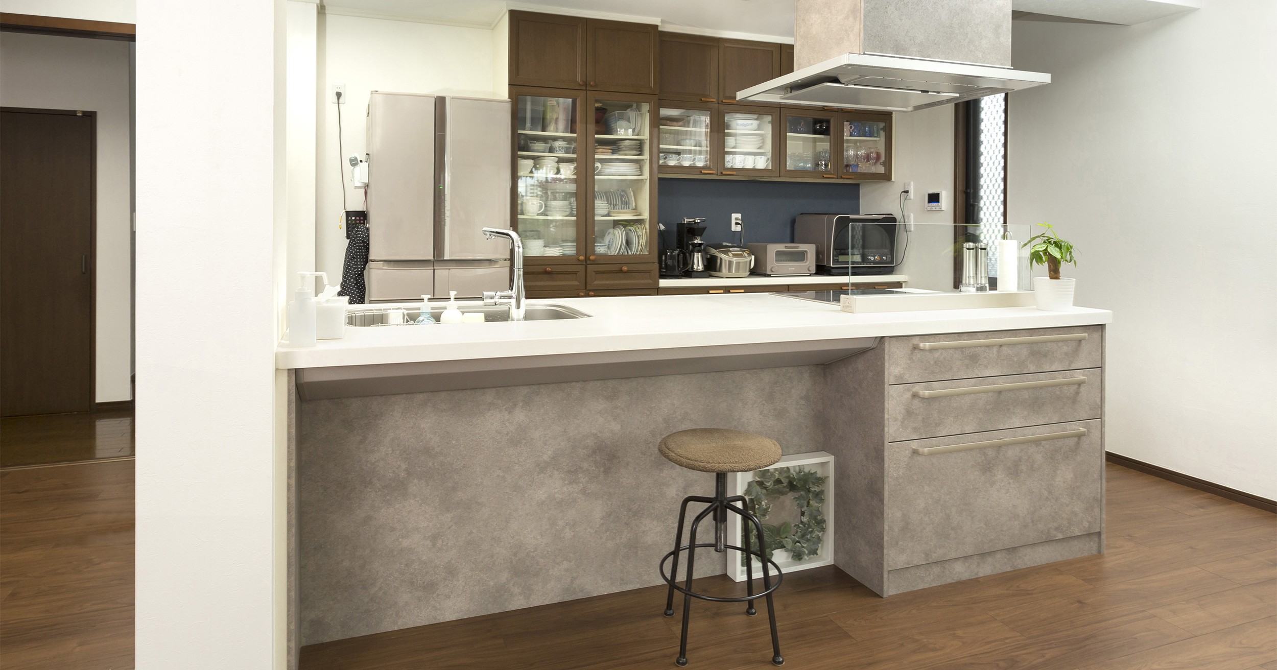 家族団らんの場にも、料理教室にも使えるアイランドキッチン。人の輪が