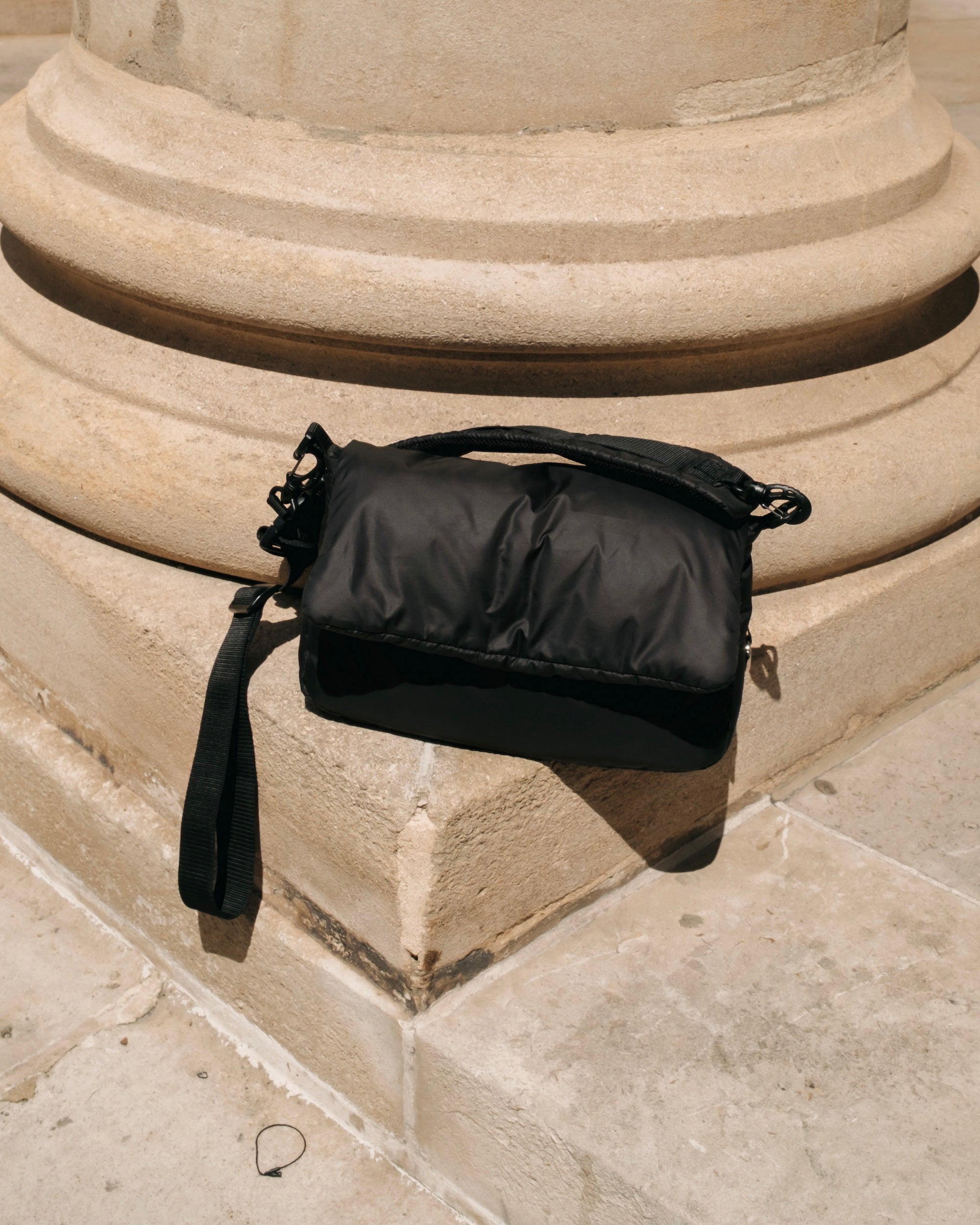 PADDED FLAP HOLIDAY BAG(BLACK)