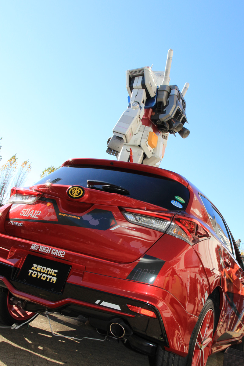 お台場ガンダムの前でシャア専用オーリスⅡの魅力をシャア・アズナブル