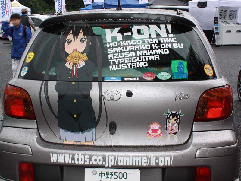 けいおんあずにゃん仕様のVitz 画像｜あずニャンのポイントは口元な