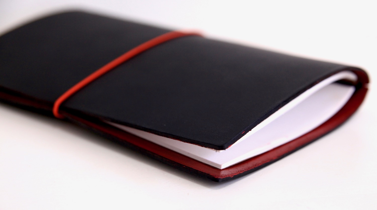 トラベラーズノートブラックの色ぬり&蝋引き仕上げ。 | CLUB TN