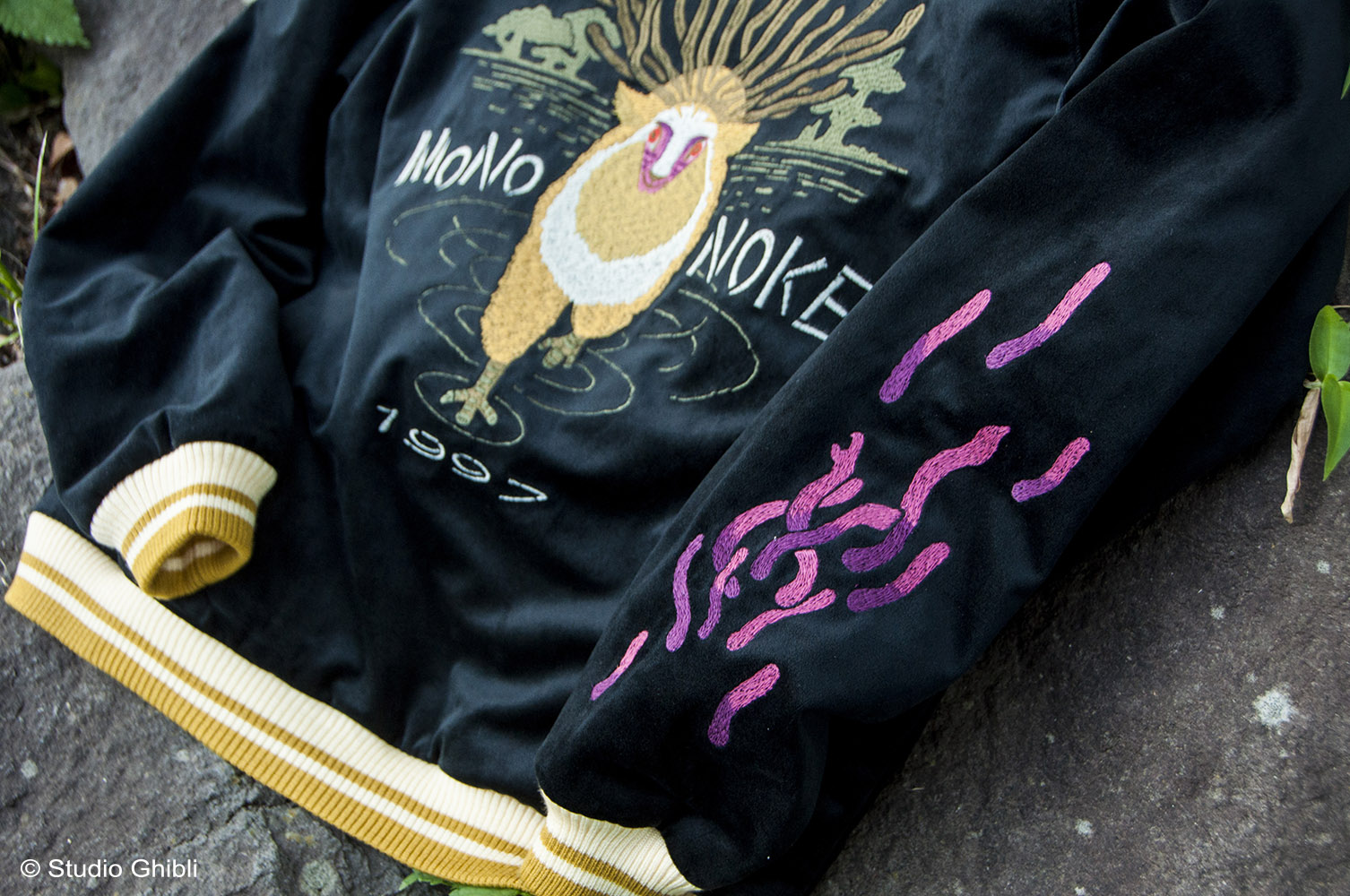 もののけ姫」スカジャン登場 なんと右腕に“タタリ神の呪い”が