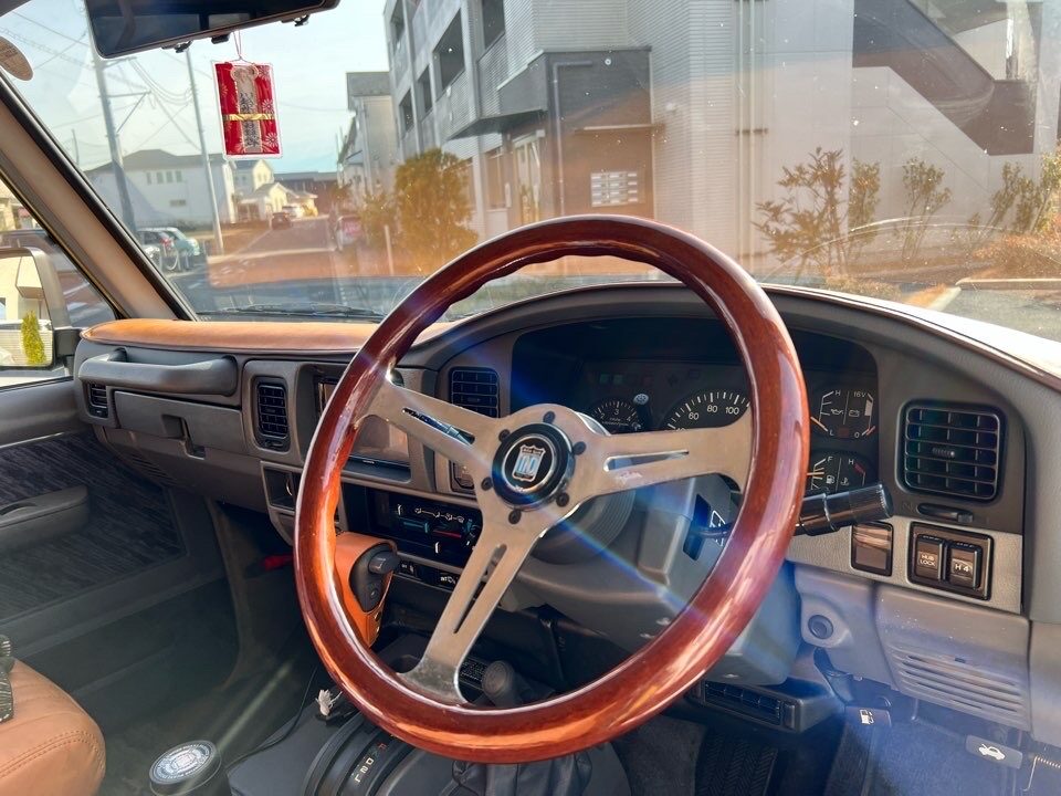 78プラドのステアリング交換!雰囲気たっぷりのウッドステアリングへ