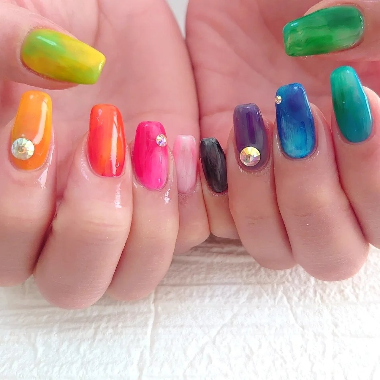 ハンド/シンプル/ニュアンス/ミディアム/カラフル - toyのネイル