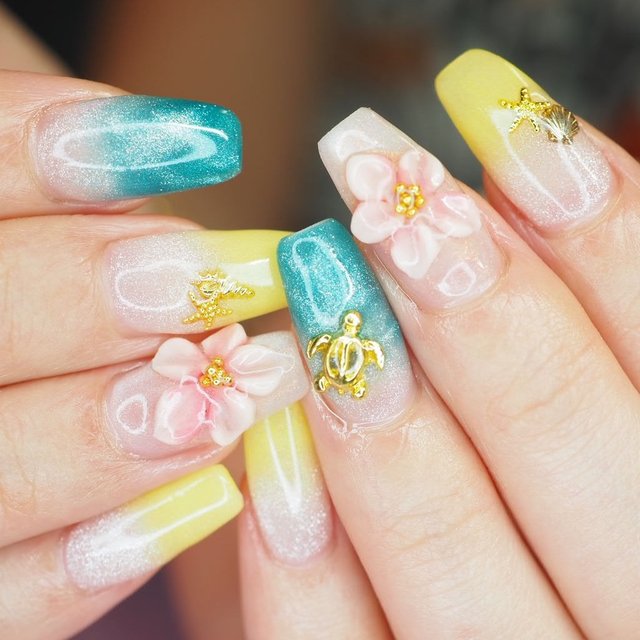 人気ネイルデザインTOP10】2025年夏の注目株！ハイビスカスネイル|2025