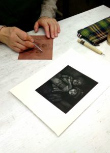 メゾチントで絵本の挿絵を作るメンバー | CREA銅版画工房