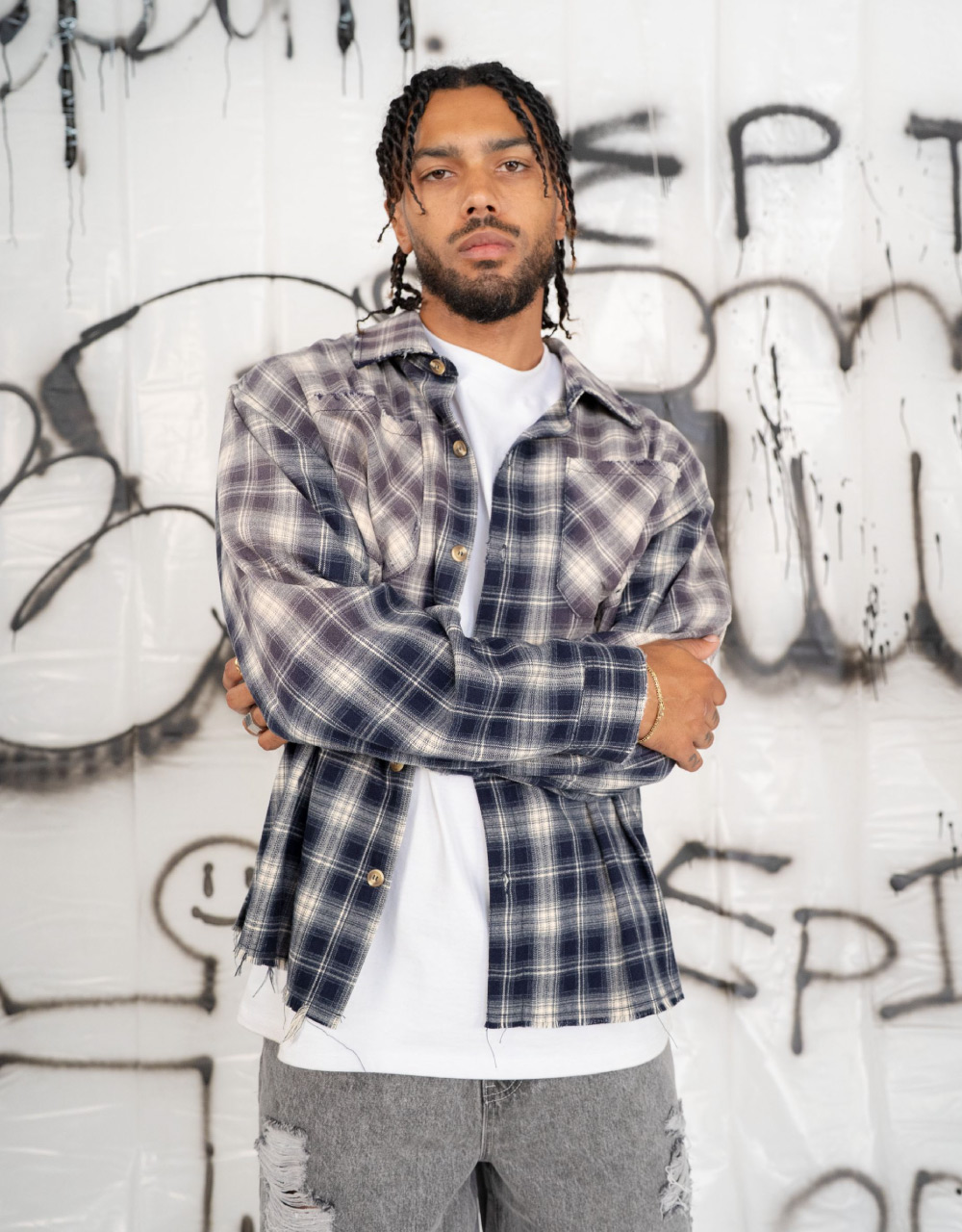 定番のフランネルシャツに様々な加工を施したスペシャルな一着。