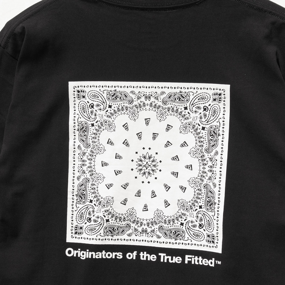 フラッグロゴをレイアウトしたオリジナルのバンダナ柄を採用した