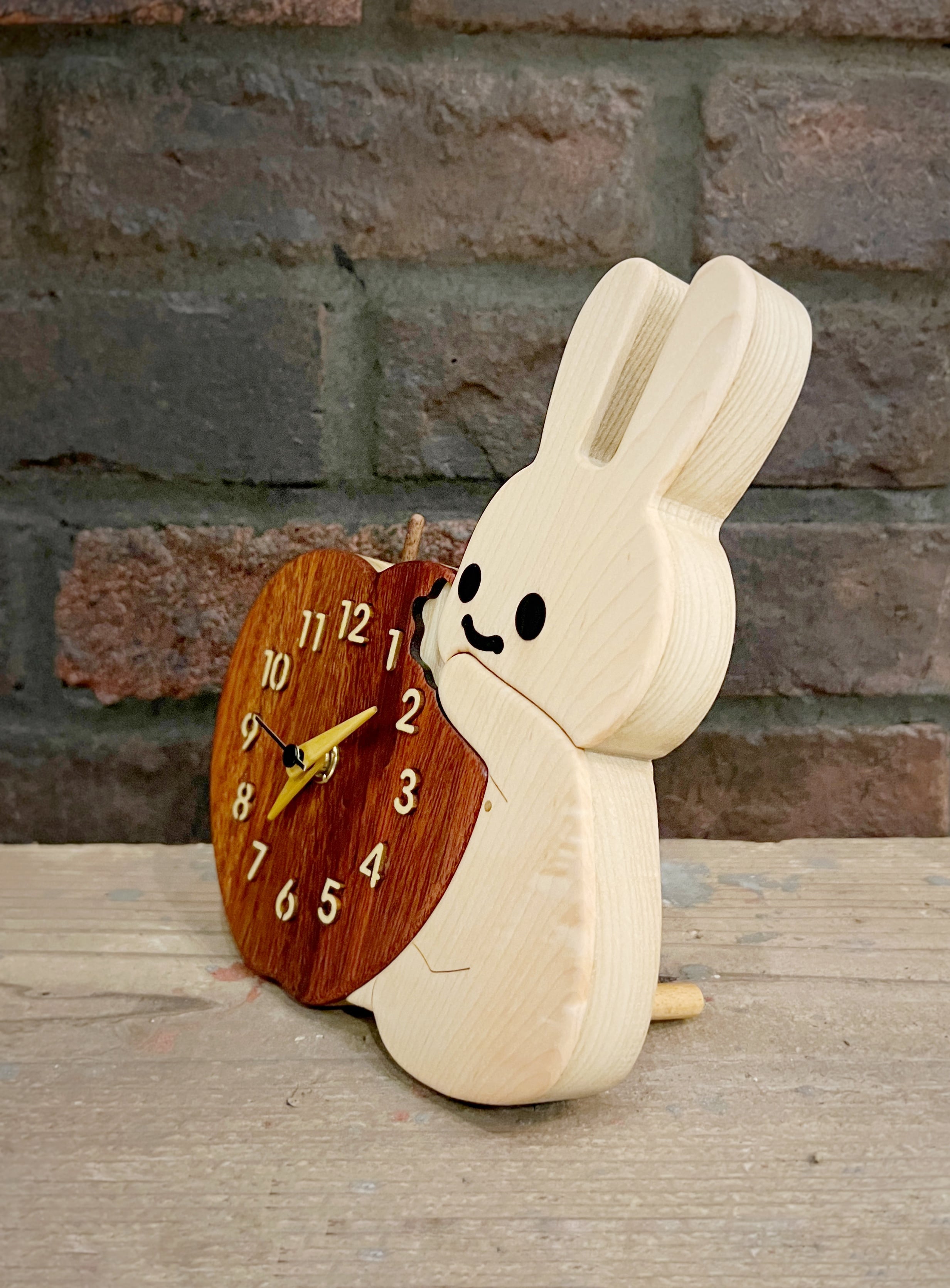 木でできたうさぎとりんごの置き時計｜ウサギがいる｜CUNE ONLINE STORE