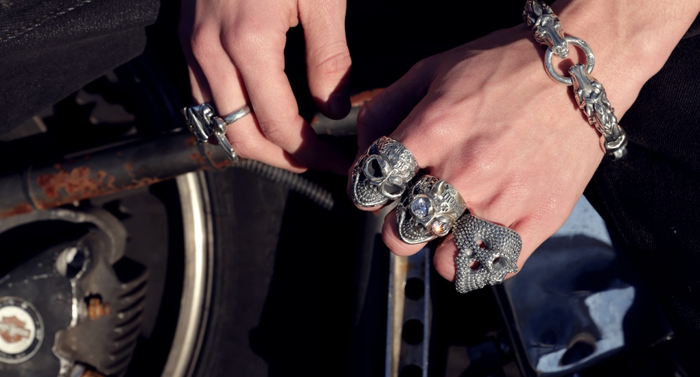 ビルウォールレザー』のシルバージュエリーとレザーワーク 世界最高峰