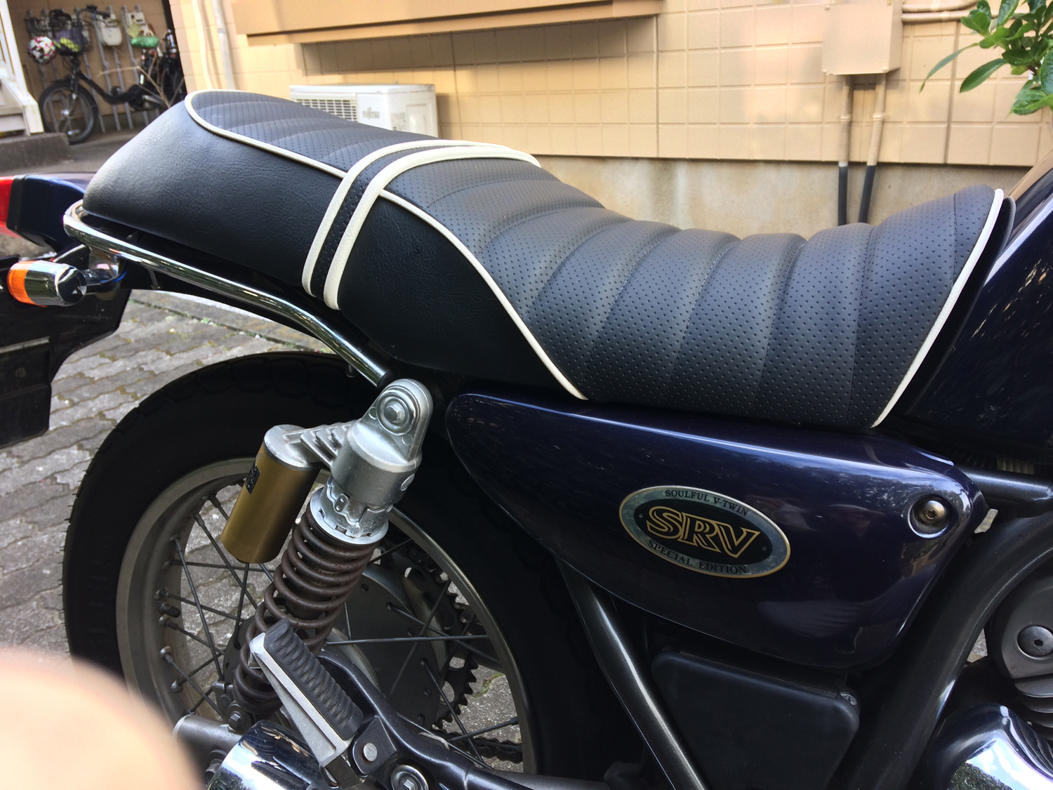 ヤマハ SRV250S シート張替え