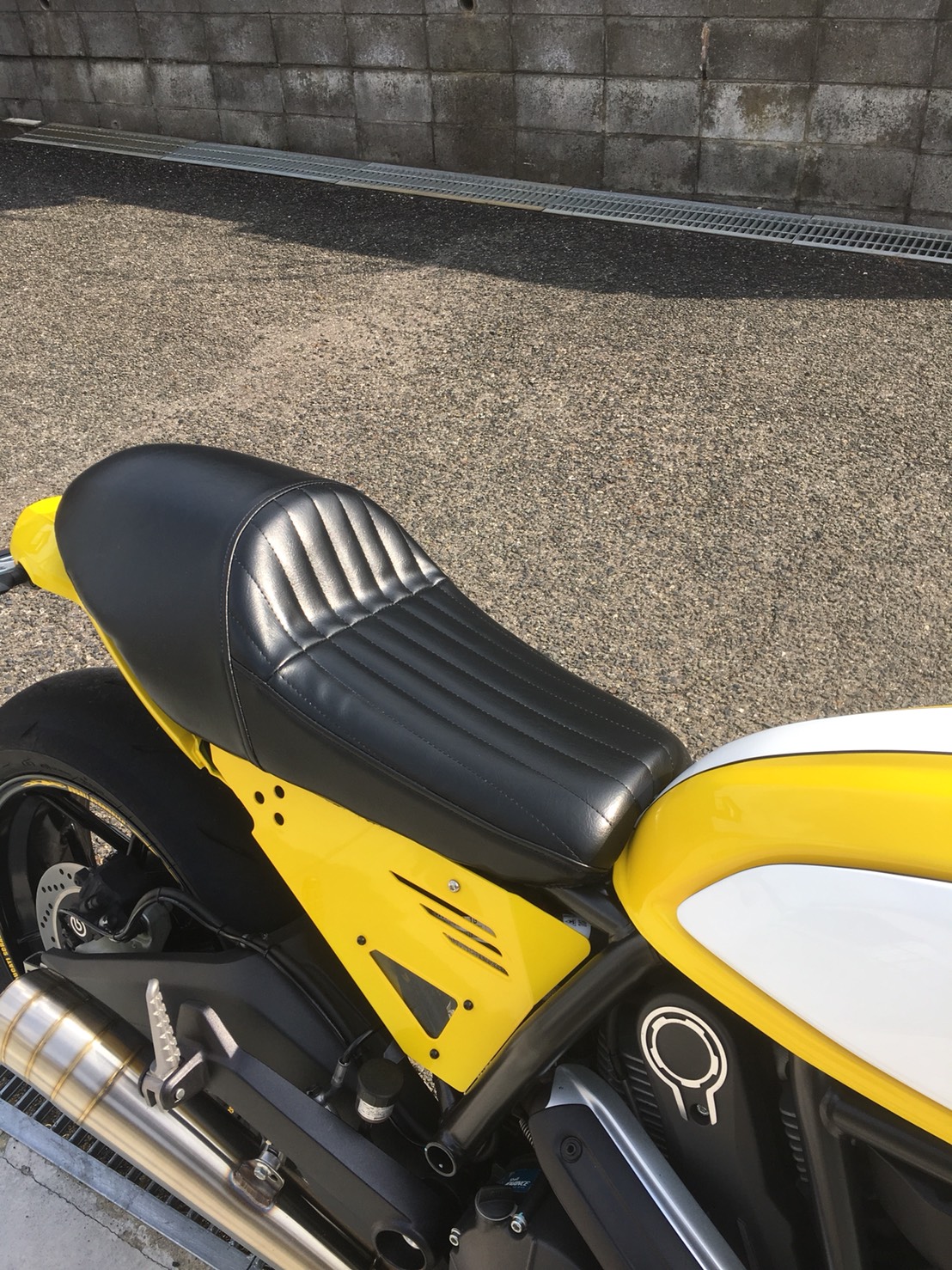 ドゥカティ スクランブラー シート張替え