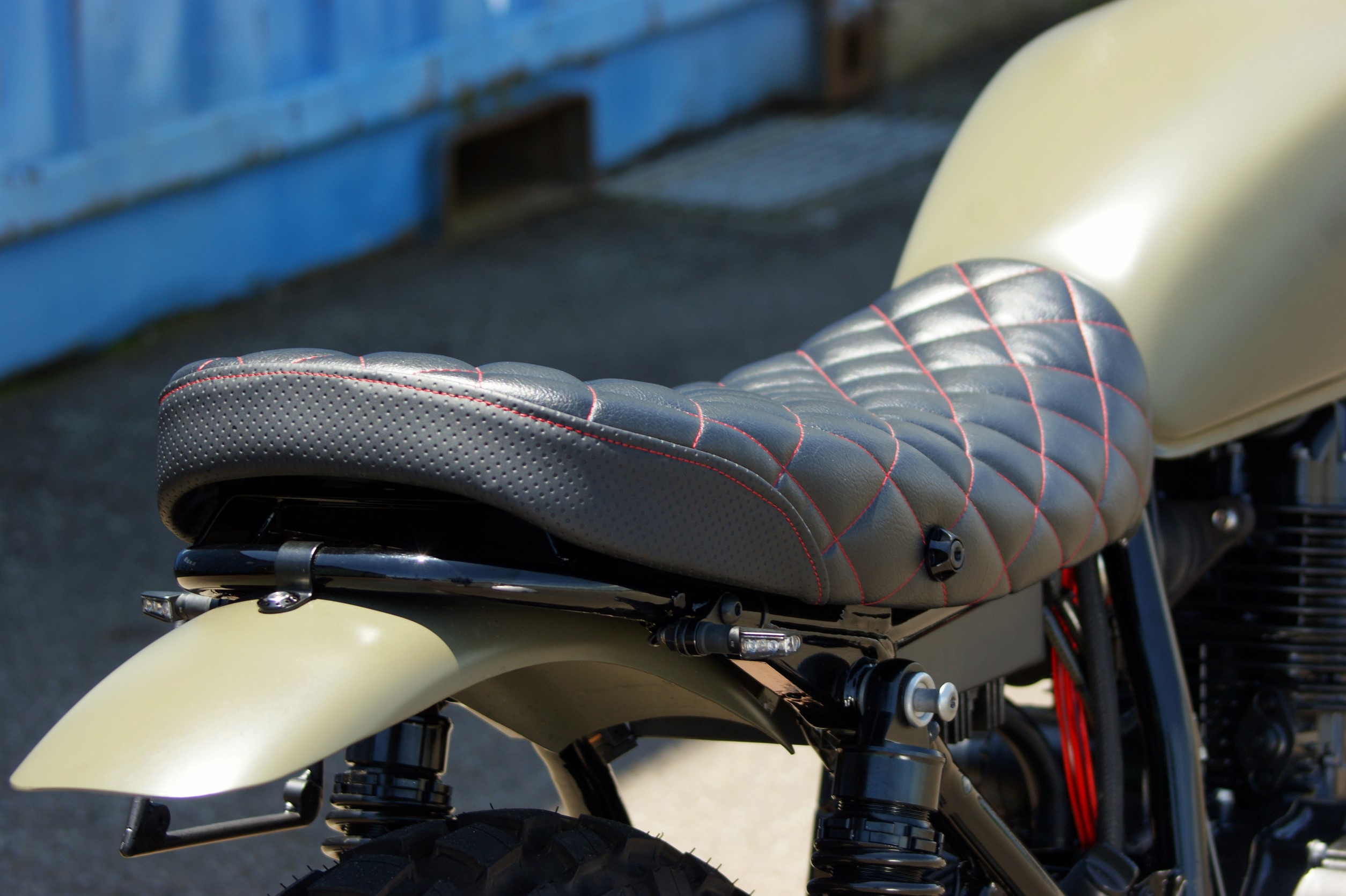 HONDA CB400SS シート張替え