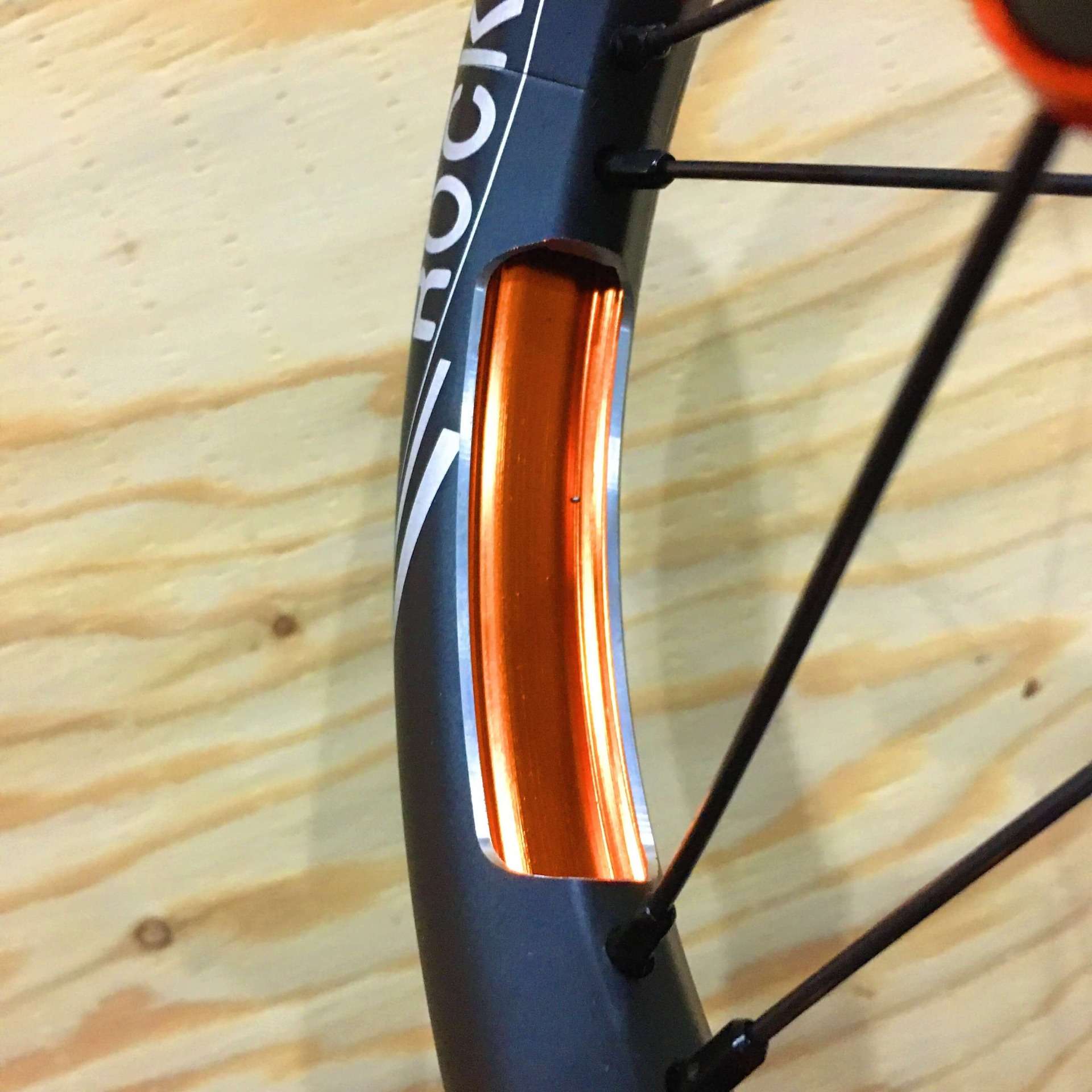 ランバイクカスタムパーツのご紹介。軽量アルミホイール！ROCK FISH R6