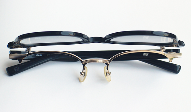 999.9(フォーナインズ) デザインと機能性を兼ねた跳ね上げウェリントン