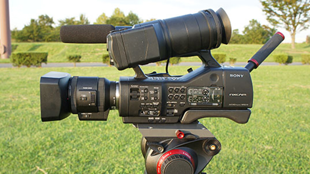 岡英史のNewFinder]Vol.24 大判センサーENGカメラ登場!?〜SONY NEX